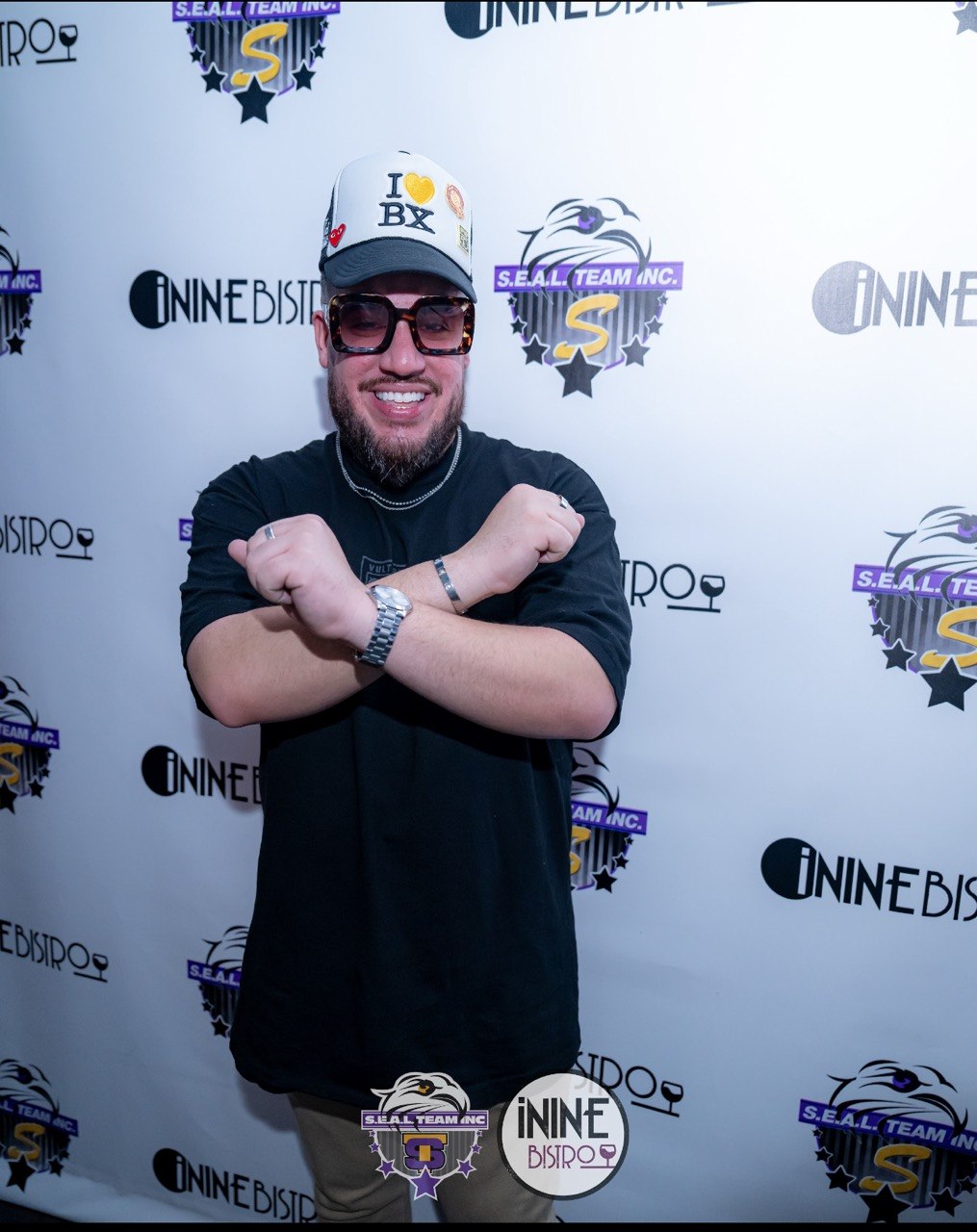 iNine step-and-repeat backdrop